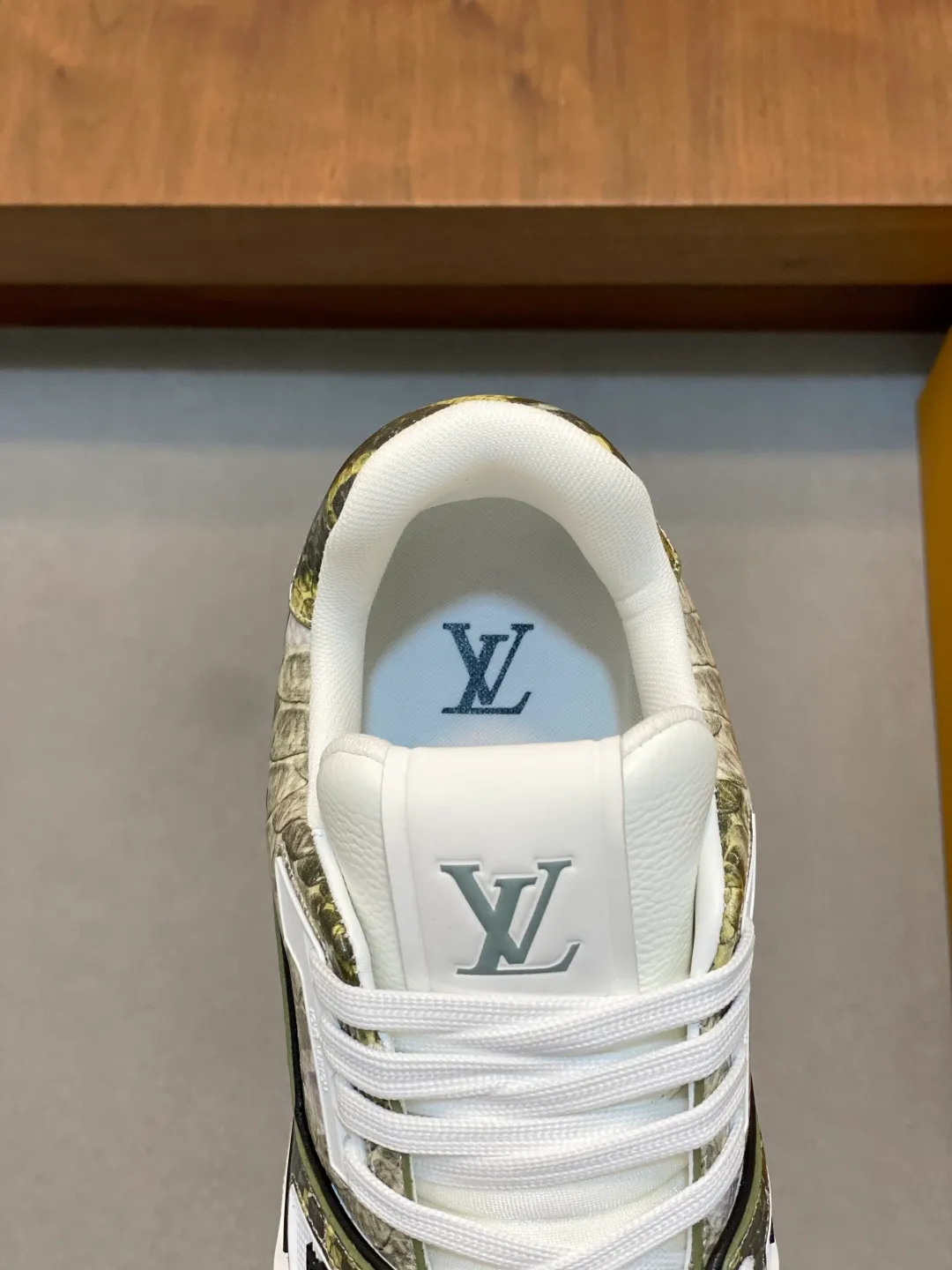 Men's shoes 💰900 LV TRAINER python pattern sneakers for men are shipped. The early version of the LV Vuitton World official website is made of gorgeous python patterns stitched together in different parts. The creative inspiration drawn from retro basketball shoes continues the classic style and incorporates colorful natural patterns to create this new sneaker. The side is decorated with the Vuitton logo, the tongue and heel are decorated with LV letters, and the classic rubber outsole is decorated with Monogram flowers. Needless to say, the comfort of Lujia's shoes is very masculine! Completely packaged! Size: 39-40-41-42-43-44 standard leather shoe size (38/45/46 can be customized and does not support returns or exchanges)